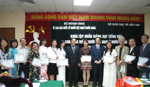 Trao chứng chỉ cho giáo viên người VN ở nước ngoài tham gia tập huấn giảng dạy tiếng Việt - ảnh 1